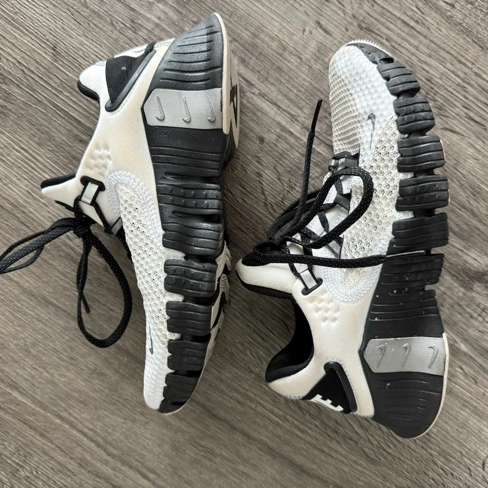 White Nike Metcon 7 - Picture 2 of 5